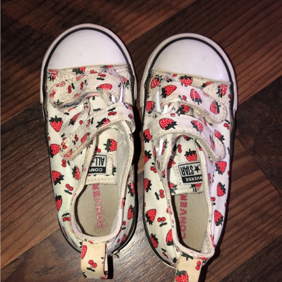 Size 8 Strawberry Converse All Star GUC - Picture 2 of 4